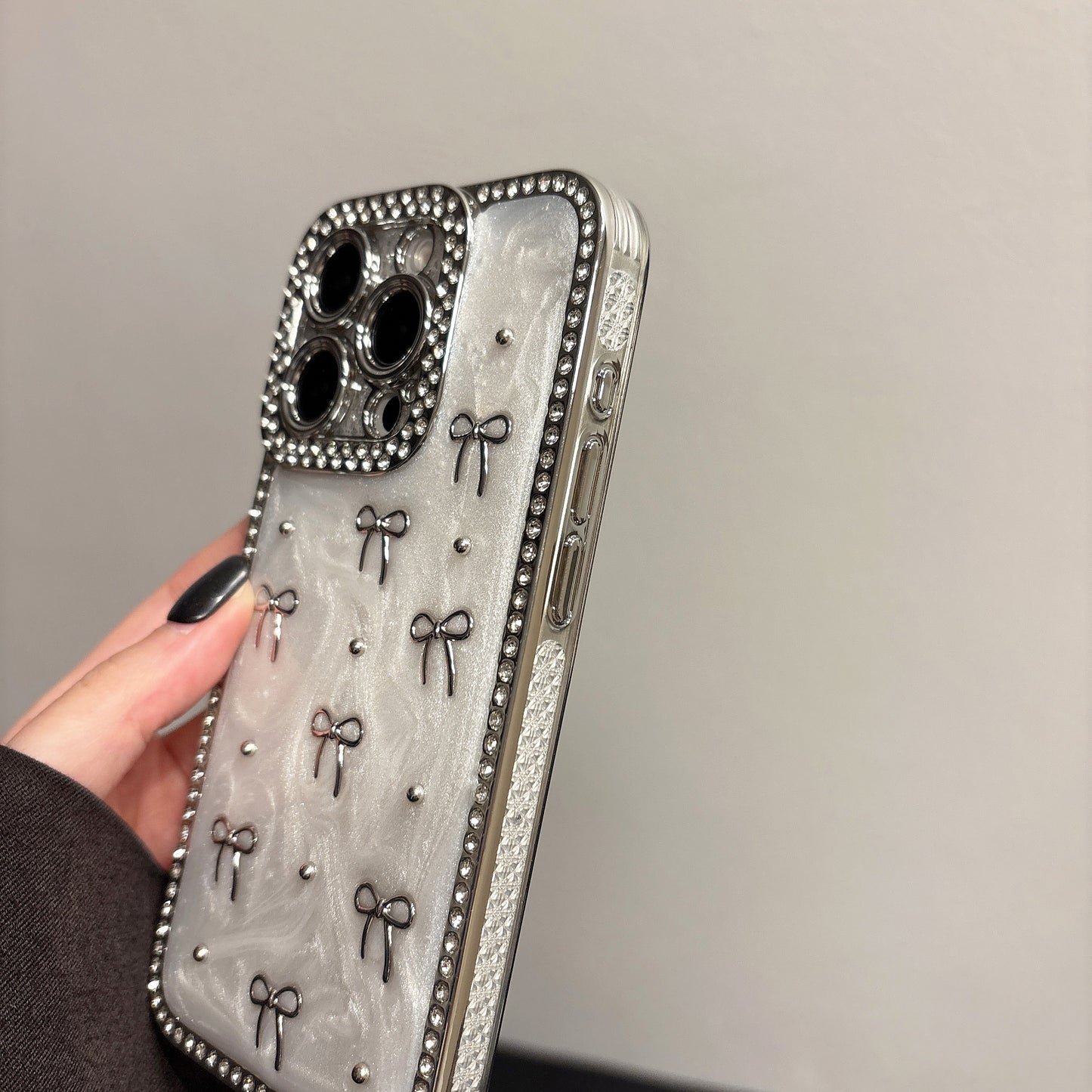 Crystal Bow iPhone Case – Diamond-Studded Design with Elegant Ribbon Motif, Glossy Finish, Perfect for iPhone 16/15/14/13, Fashionable and Protective Gift for Her